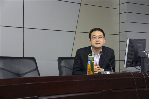 胡翼青教授做讲座张勇峰副教授点评老师们积极讨论讲座现场