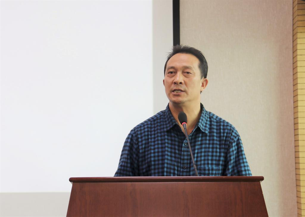 报告结束后,学院党委中心组在学院二层会议室,结合杨平教授的报告内容